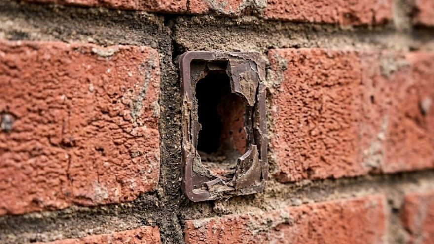 Weep hole in Waco brick veneer with degraded cover — mouse-proofing entry points before October cold snap